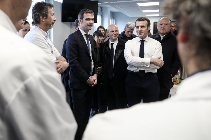 Emmanuel Macron tijdens zijn bezoek aan het ziekenhuis La Pitié-Salpêtrière, waar de eerste Franse coronapatiënt is gestorven.