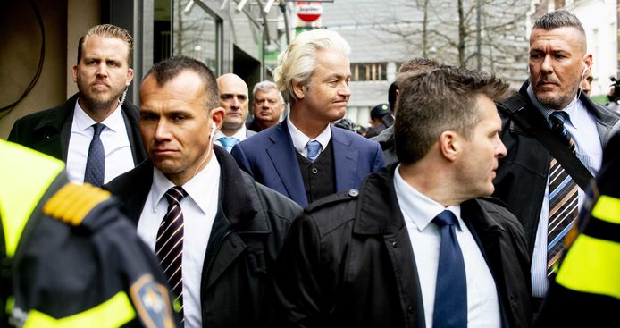 Geert Wilders gaat op de markt van Heerlen op de foto met een voorbijganger.