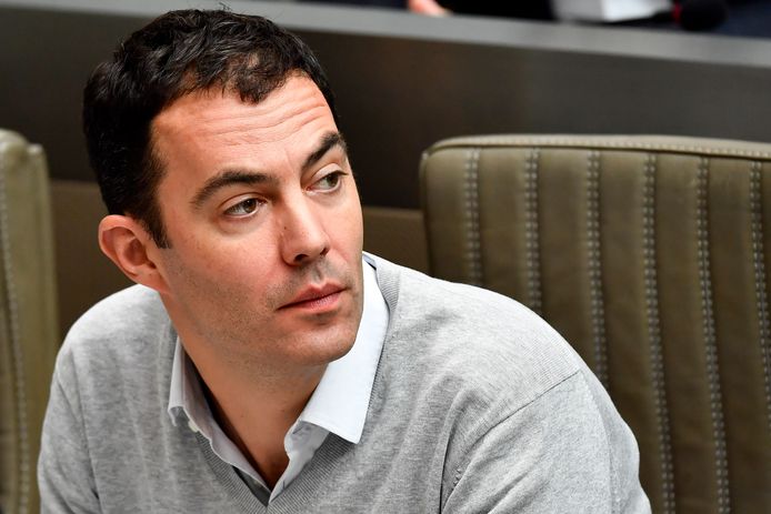 Green MP Stijn Bex criticizes Minister Lydia Peters' approach.