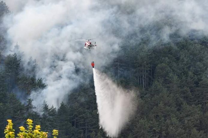 De brand wordt nu bestreden met blushelikopters en - vliegtuigen