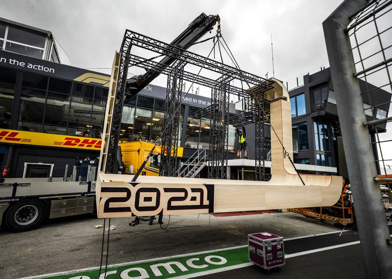 Het podium wordt opgebouwd in de pitlane op Circuit Zandvoort. Beeld ANP