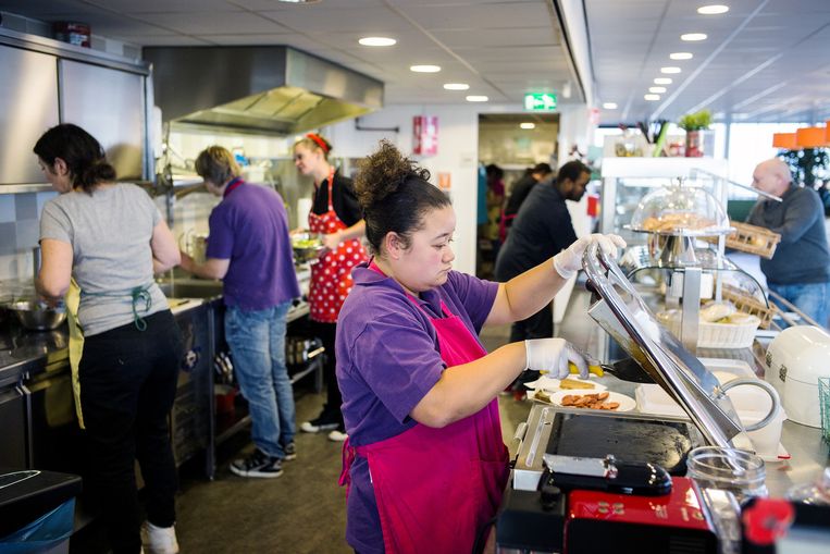 Het team in de kantine van Reclassering Nederland bestaat uit zeventien verstandelijk gehandicapten en twee keukenhoofden. Beeld Jiri Buller