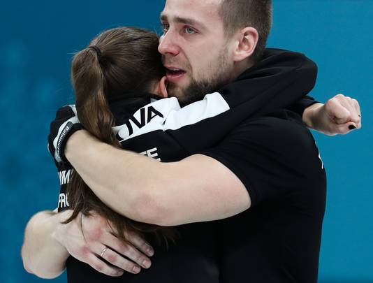 Kroesjelnitski viert de bronzen plak met zijn vrouw Anastasia Bryzgalova.