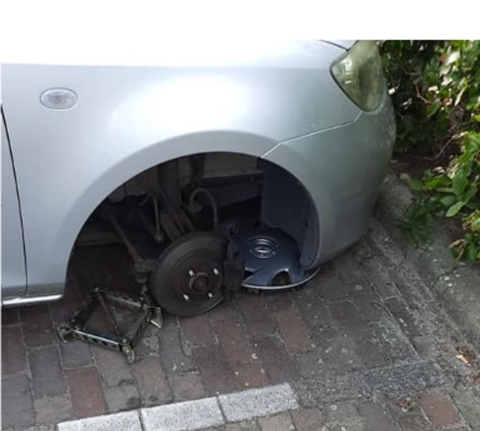 Het voorwiel van Tanny de Pooter werd op klaarlichte dag van haar auto gestolen.