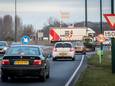 Verkeersdrukte op de rotonde op de N279 tussen Beek en Donk en Gemert.
