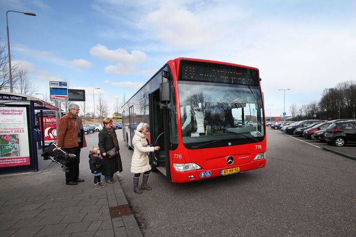 Passagiers stappen in de bus op het transferium De Vliert in Den Bosch-Oost.