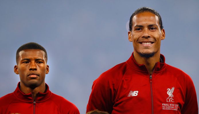 Giorginio Wijnaldum en Virgil van Dijk tijdens de ceremonie voor de finale.