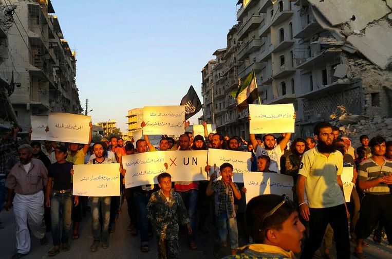 Inwoners in Aleppo protesteren tegen de traag op gang komende hulp. Beeld ap