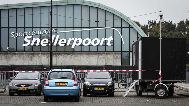 Exterieur van sportcentrum Snellerpoort in Woerden, waar relschoppers de noodopvang voor vluchtelingen hebben belaagd. Beeld anp