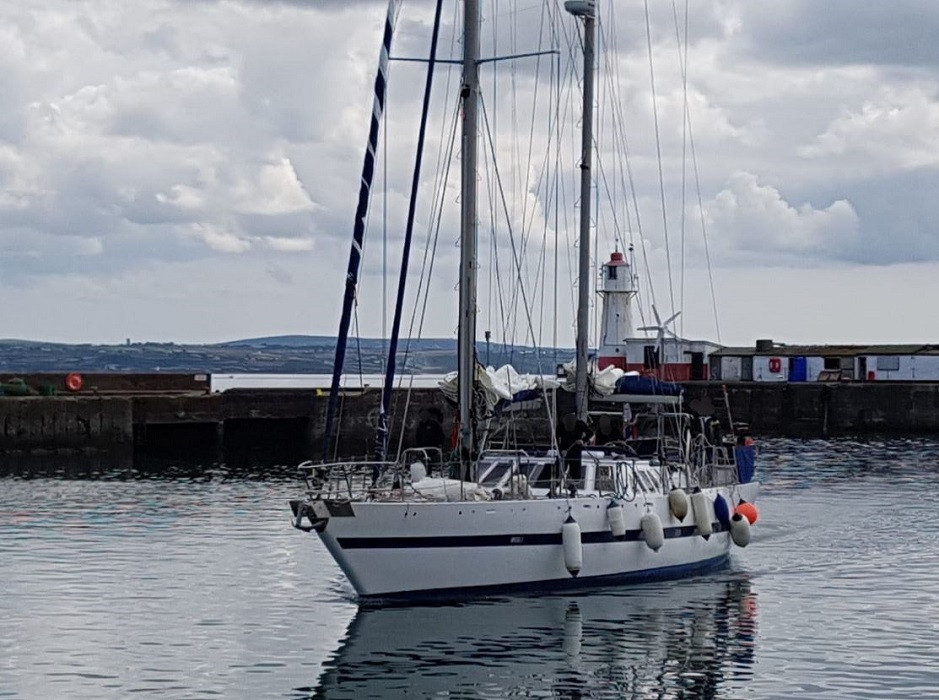 De Britse kustwacht escorteerde het twintig meter lange zeiljacht naar de haven van Newlyn