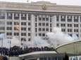 Ook na ontslag Kazachse regering blijft massa betogers protesteren tegen hoge gasprijzen: demonstranten bestormen overheidsgebouw