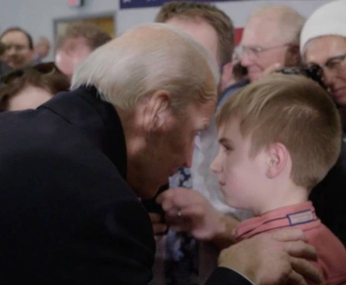 In het 'Don't let it define you'-filmpje steekt Joe Biden - Amerikaans presidentskandidaat en zelf stotteraar - Brayden Harrington een hart onder de riem. De dertienjarige jongen mocht ook speechen tijdens een conventie van de Democraten.