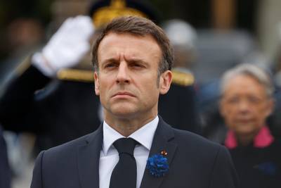 Macron commémore le 8 mai sur des Champs-Élysées quasi vides