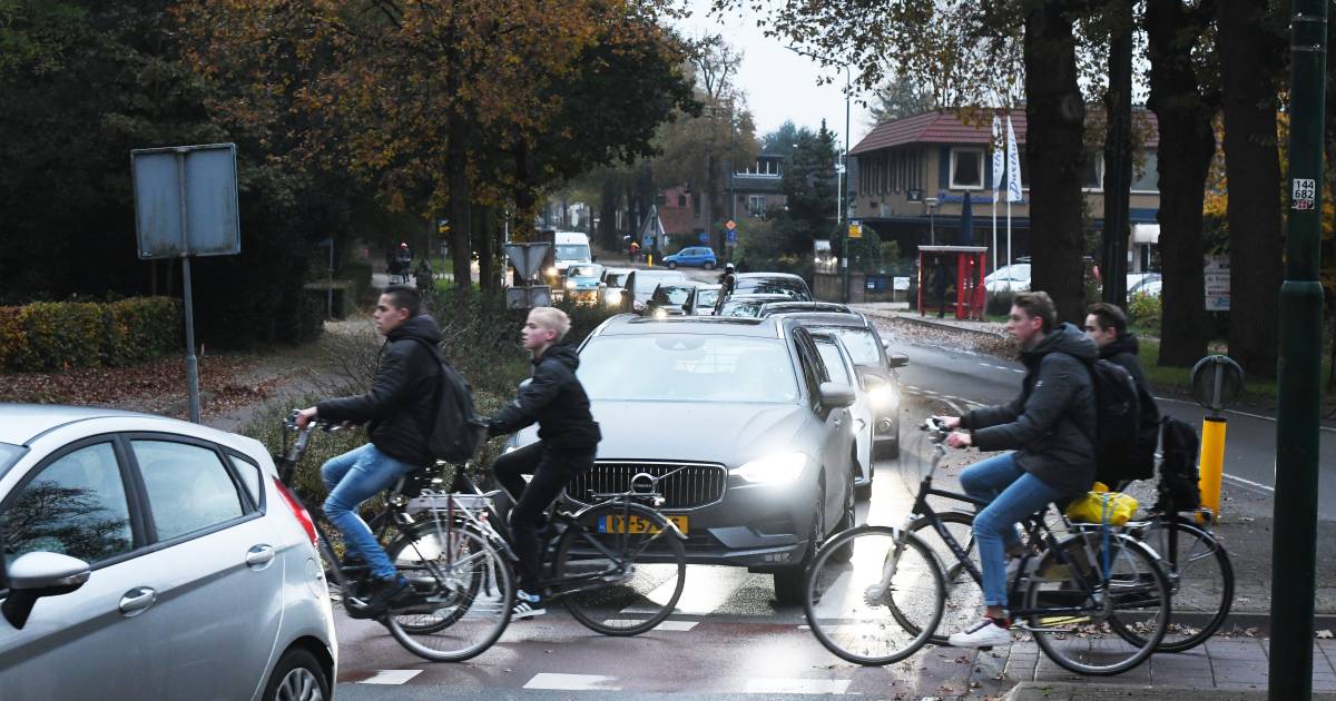 Rotonde in Leersum blijft volgens omwonenden onveilig, niets doen is voor hen geen optie - De Gelder