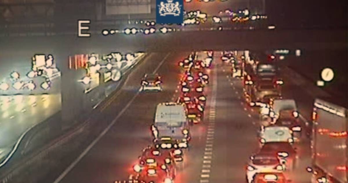 Lange files op snelwegen A73 bij Cuijk en A12 bij Arnhem na ongevallen.