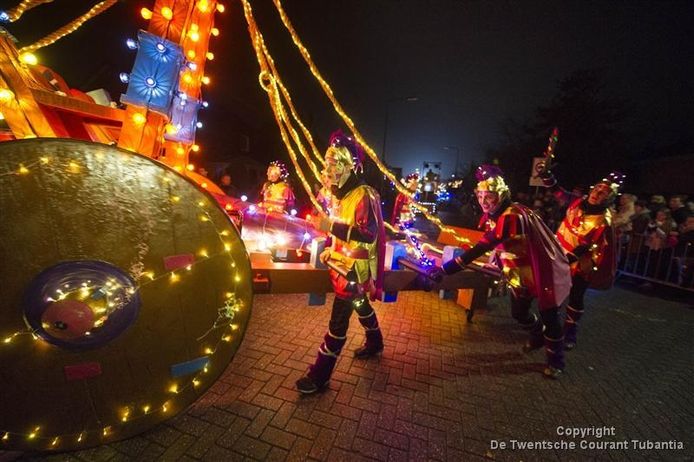 Deelnemers aan de 14e editie van de Twentse verlichte carnavalsoptocht in Tubbergen