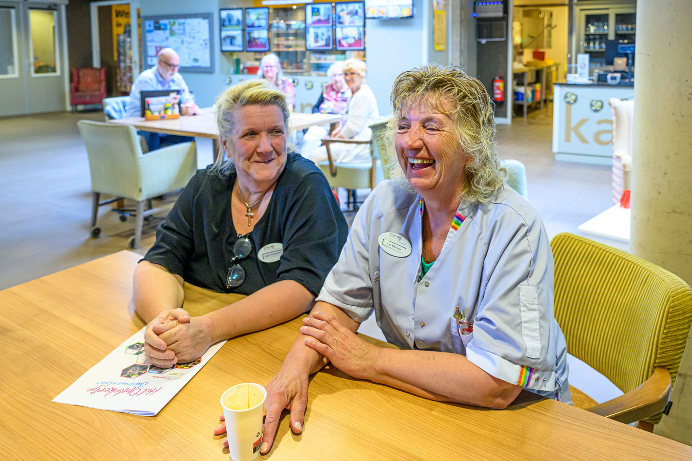 Het zorgcentrum staat letterlijk en figuurlijk in het middelpunt van het dorp, waardoor bewoners nauw betrokken blijven bij het reilen en zeilen in Prinsenbeek. Op de foto: Ingrid Rasenberg en Lia Mensen.