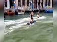 Australiërs surfen elektrisch door Venetië en krijgen boete