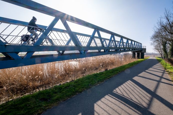 RUMST De blauwe fietsbrug aan de Drie Rivieren - het drukste fietsknooppunt van de provincie Antwerpen