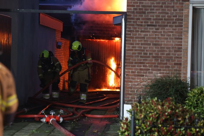 Auto en garage volledig door brand verwoest in Boxtel.