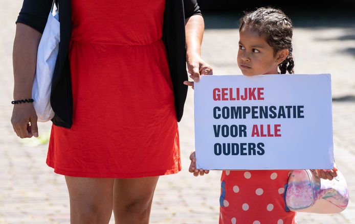 Gedupeerde ouders van de toeslagenaffaire voeren actie op het Plein tijdens het Tweede Kamerdebat over het stopzetten van de kinderopvangtoeslag.