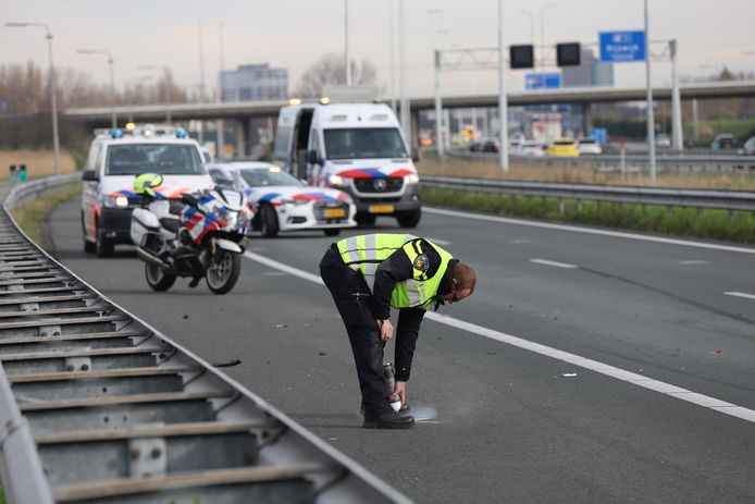 De verkeerspolitie doet onderzoek naar de toedracht van het ongeval op de A4.