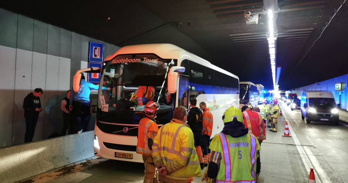 Bussen met Nederlandse kinderen betrokken bij aanrijding in België: twee gewonden, meerdere kinderen ziek.