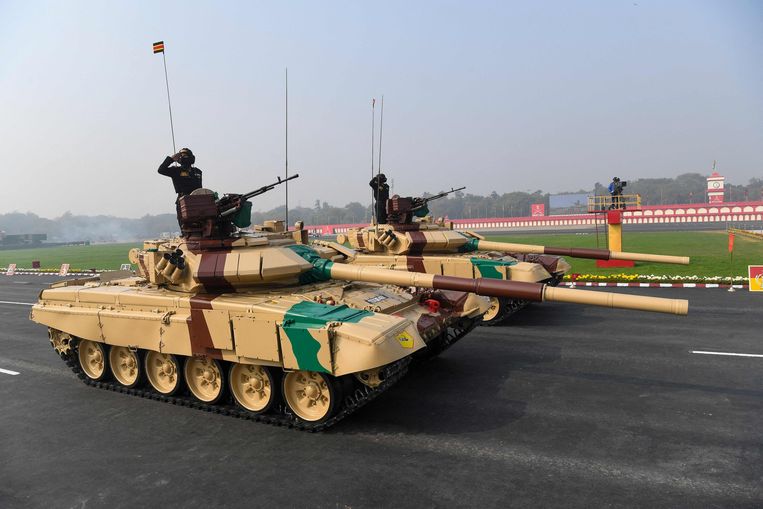 Militairen in Russische tanks vieren India’s 73ste Legerdag in New Delhi. Ondanks druk van westerse landen blijft India na de invasie van Oekraïne Russische olie en andere goederen kopen. Beeld AFP