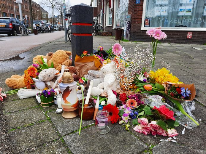 Op de hoek van de Vleutenseweg, waar vrijdagochtend een 7-jarig meisje overleed, groeit de bloemenzee gestaag.