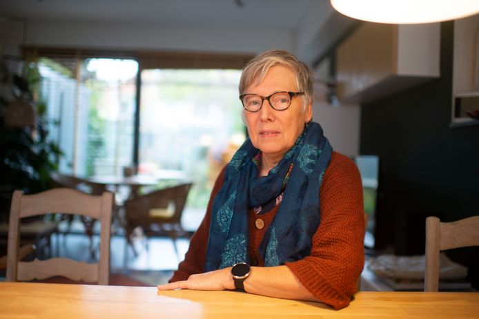 Rita Reyniers in haar sociale flat in Wilrijk. “Onzekerheid over wat me te wachten staat, dat is het ergste.”