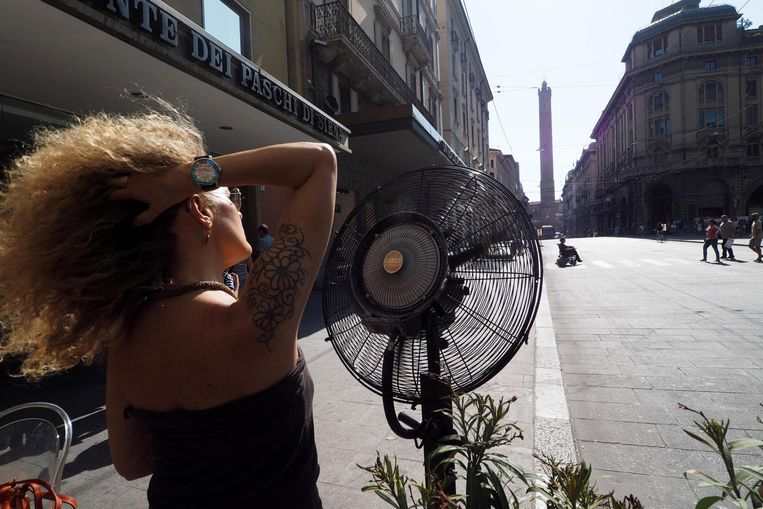 Een vrouw zoekt verkoeling in Bologna. Beeld EPA