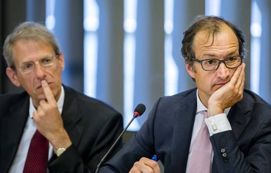 Jaap Uijlenbroek, Directeur-Generaal Belastingdienst, en oud-staatssecretaris Eric Wiebes van Financiën tijdens een overleg in de Tweede Kamer.