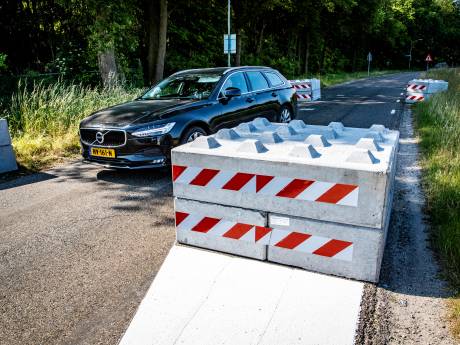 Betonblokken moeten snelheidsduivels uit Zandoerle weren