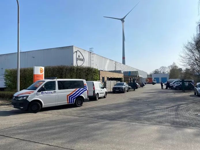 De politie bij de gebouwen van PostNL in Turnhout.