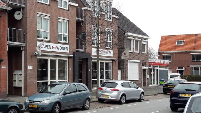 Het plan van de Poolse kruidenier is om de supermarkt (rechts) te verhuizen naar het veel grotere Wooncenter op nummer 31. Omwonenden houden hun hart vast.