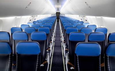 Achttien orthodox-joodse meisjes door beveiliging Schiphol meegenomen na wangedrag in vliegtuig