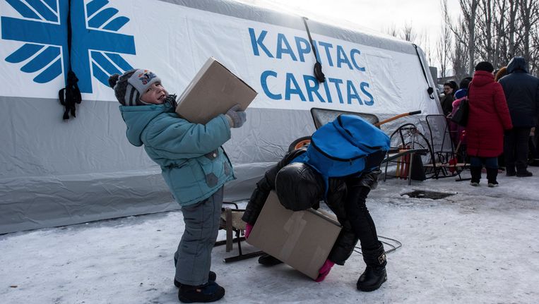 Kinderen aan een centrum voor humanitaire hulp in Avdiivka. Beeld AP