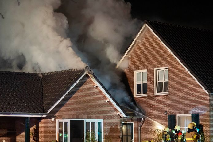 In een bijgebouw van een woning in Maren-Kessel brak zondag plotseling brand uit.