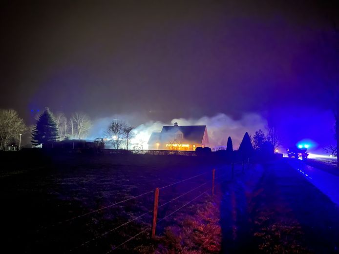 Bij de brand in een loods aan de Wijheseweg in Broekland komt zondagavond veel rook vrij.