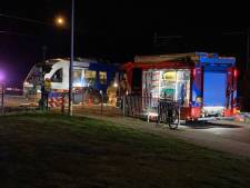 Auto komt in aanrijding met trein bij spoorovergang in Hardenberg: één slachtoffer naar het ziekenhuis