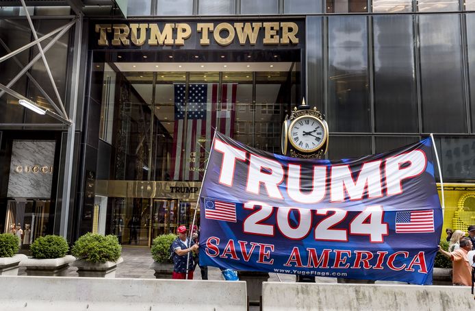 Supporters van de voormalige president Donald Trump bij de Trump Tower in New York.