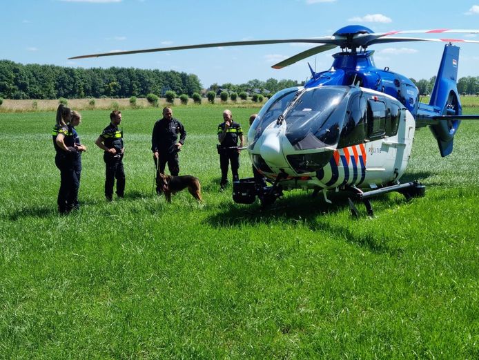 De politie zocht vanuit de lucht met een helikopter en op de grond met meerdere agenten en een speurhond naar de vermiste man in Breedenbroek.