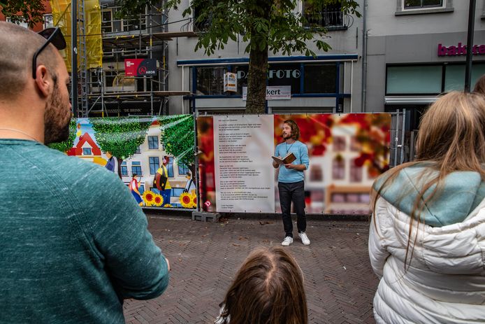 Sinds de grote brand op de Brink half augustus was het getroffen pand een lelijk zwartgeblakerd litteken in de stad. Vrolijk gekleurde doeken moesten de aanblik veranderen en zijn al maanden te zien.