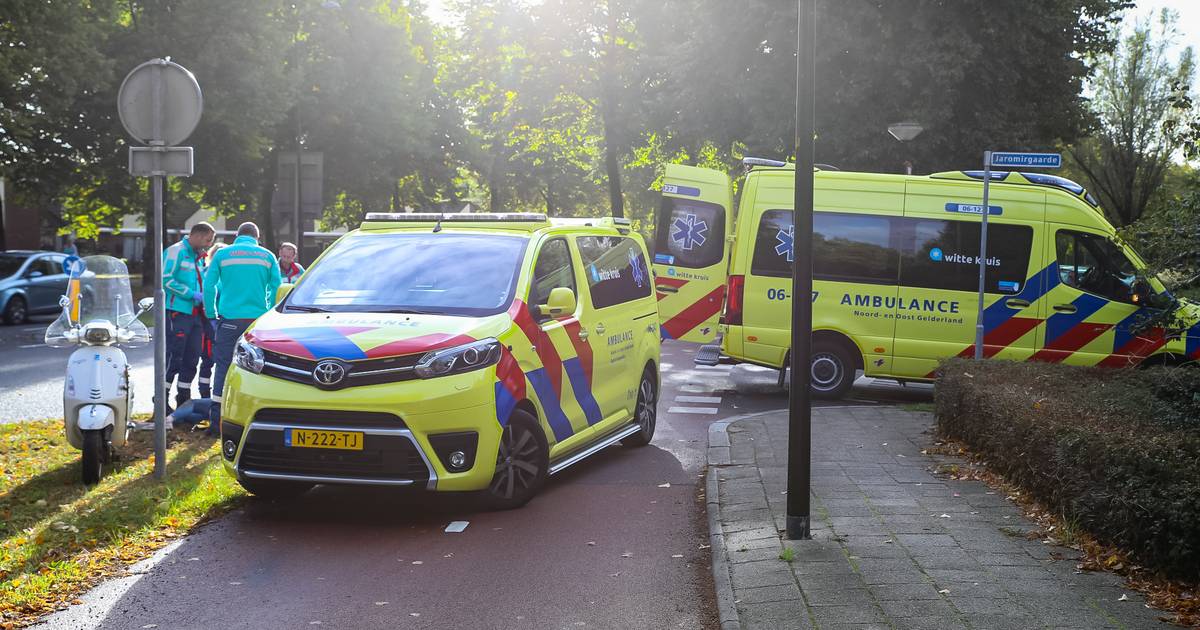 Scooterrijdster gewond na aanrijding met bestelbus in Apeldoorn.