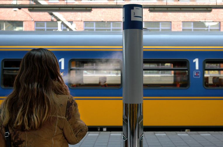 Een rookzuil op een NS-station. Beeld Marcel van den Bergh / de Volkskrant