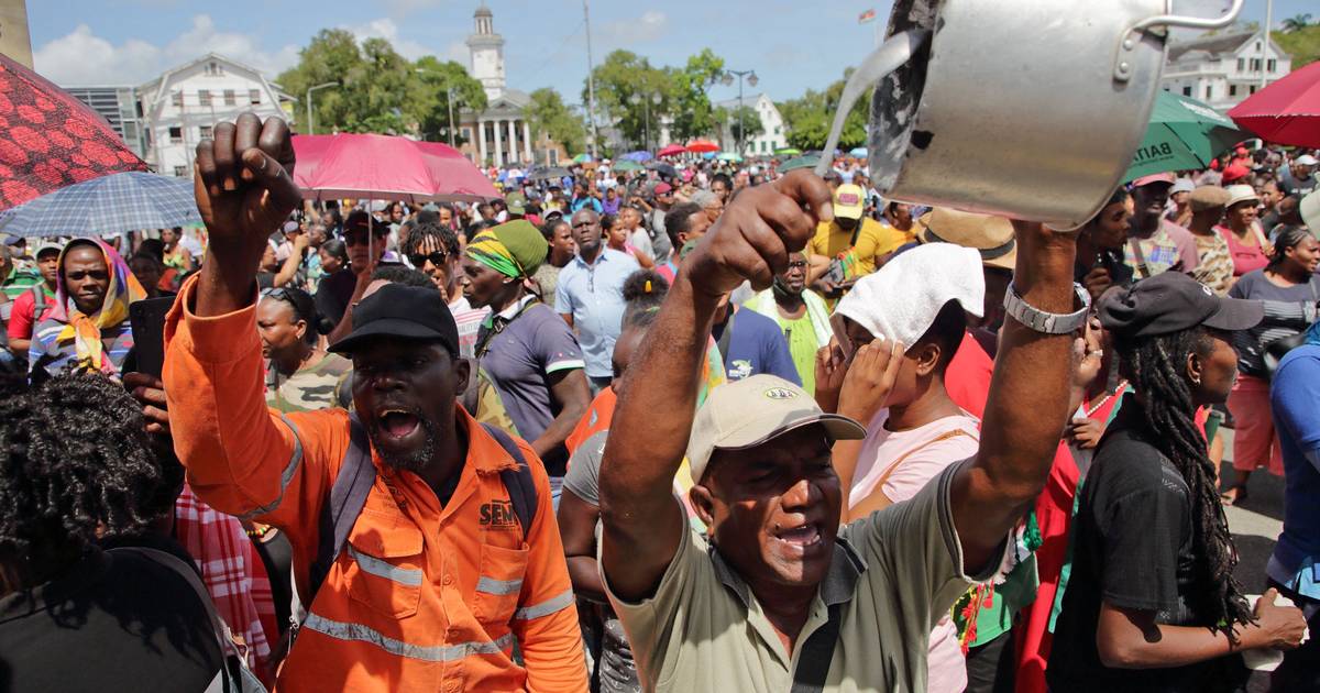 Couvre-feu à Paramaribo, la police ferme le centre-ville après avoir pris d’assaut le parlement du Suriname |  À l’étranger