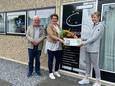 Marcia Klein Haneveld krijgt van Ilse Bouwmeester van de Zonnebloem-afdeling Eibergen het symbolische extra grote lot. Links penningmeester Cor van der Kolk.