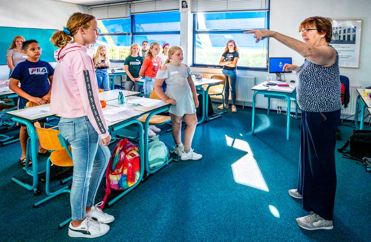 Latijn docente Francoise Tjerkstra geeft instructies aan de eerstejaars leerlingen van klas 1D. Beeld Raymond Rutting / de Volkskrant