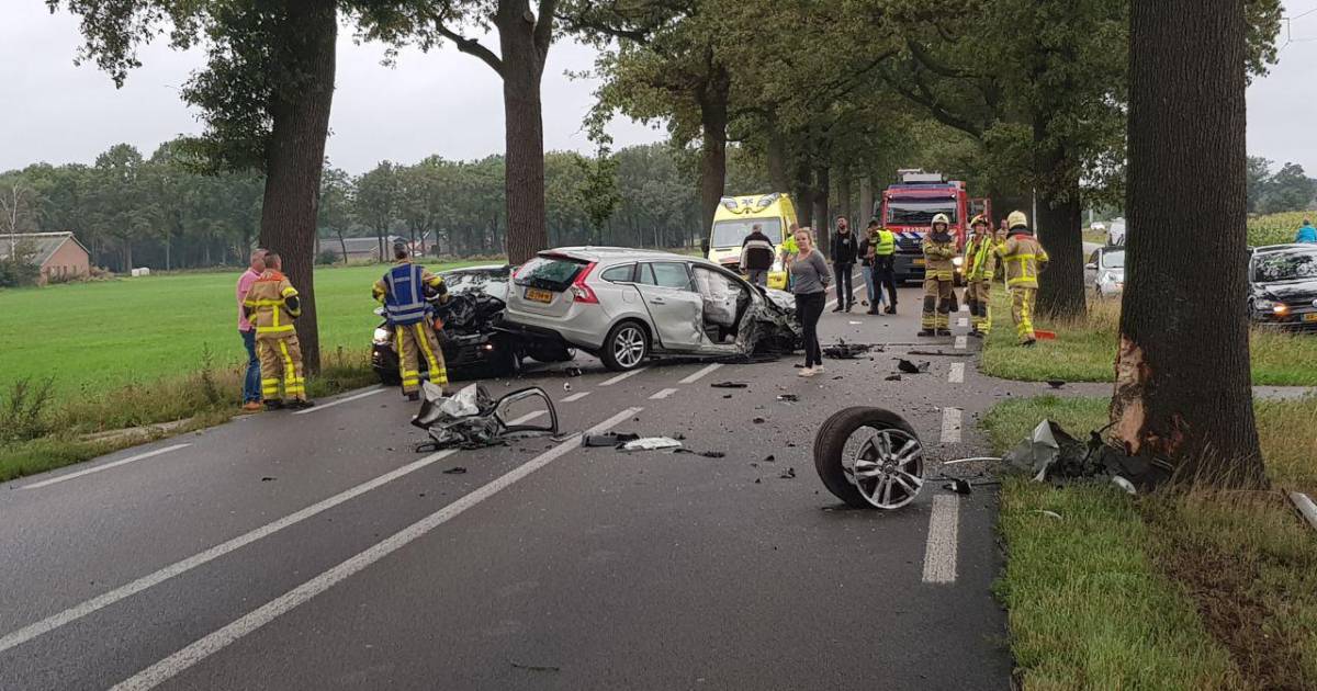 Weg bezaaid met brokstukken na frontale botsing op N319 bij Groenlo.