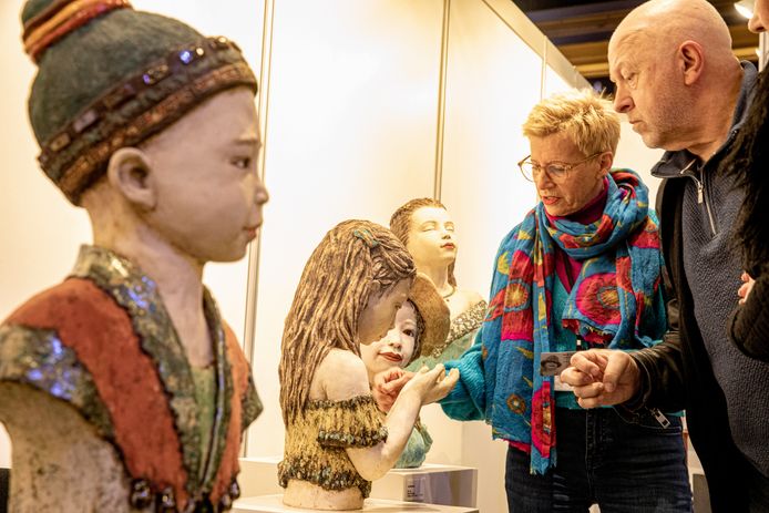 Op kunstbeurs Art Eindhoven geven kunstenaars zelf uitleg bij hun werk. Een impressie van de vorige editie van de beurs, in april 2022.